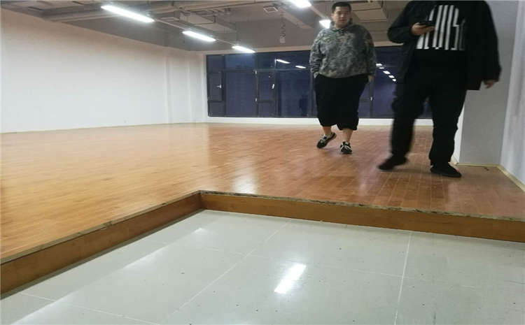 楓木體育木地板怎么翻新？