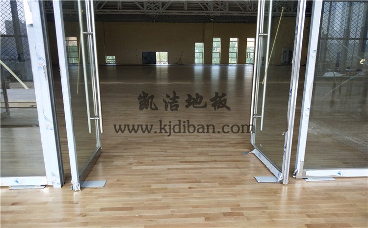 陜西神木第*高級中學(xué)體育館實(shí)木運(yùn)動地板案例——凱潔實(shí)木運(yùn)動地板廠家